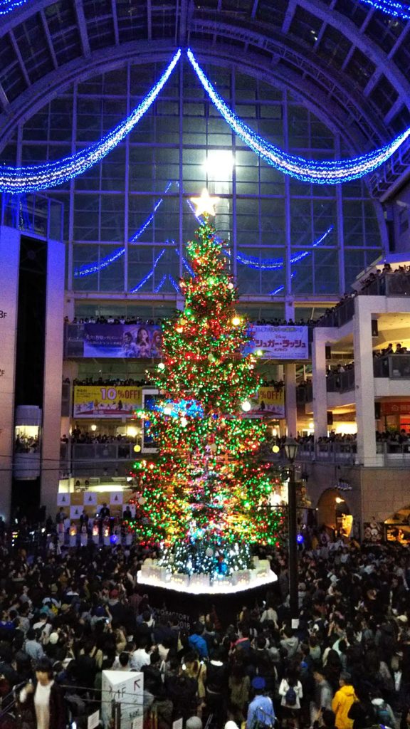 サッポロファクトリーは 紅葉 クリスマスツリー で２度楽しめる 札幌移住 ブログ